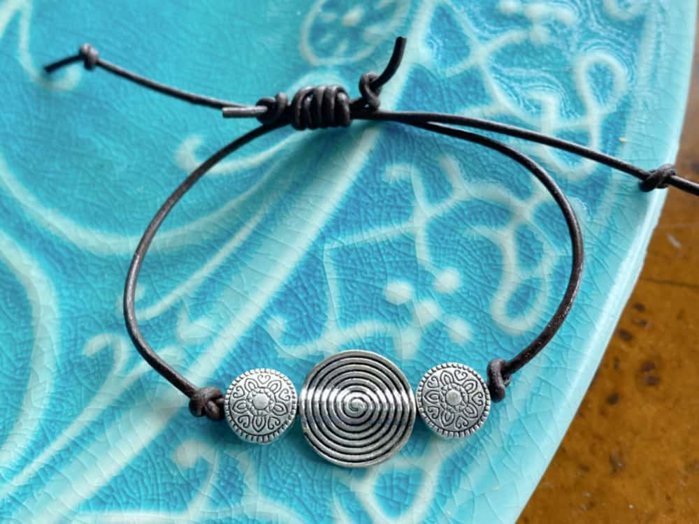 Free Tutorial: Sliding Knot Adjustable Bracelet  Jewelry knots, Sliding  knot bracelet, Jewelry techniques